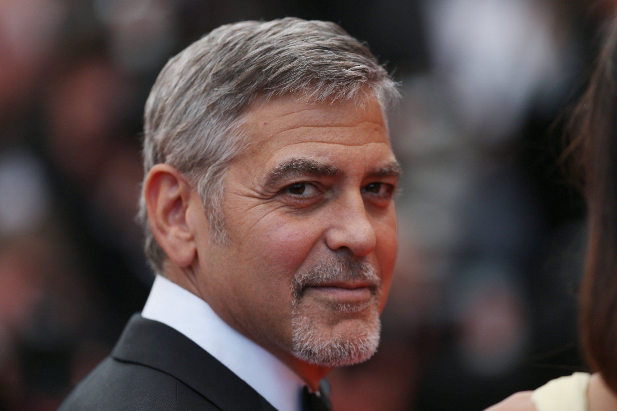 George Clooney pendant la montée des marches de 