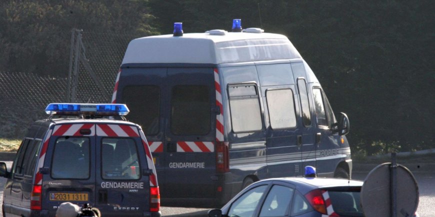 Les gendarmes transportent Michel Fourniret lors de son extradition vers la France, le 9 janvier 2006.