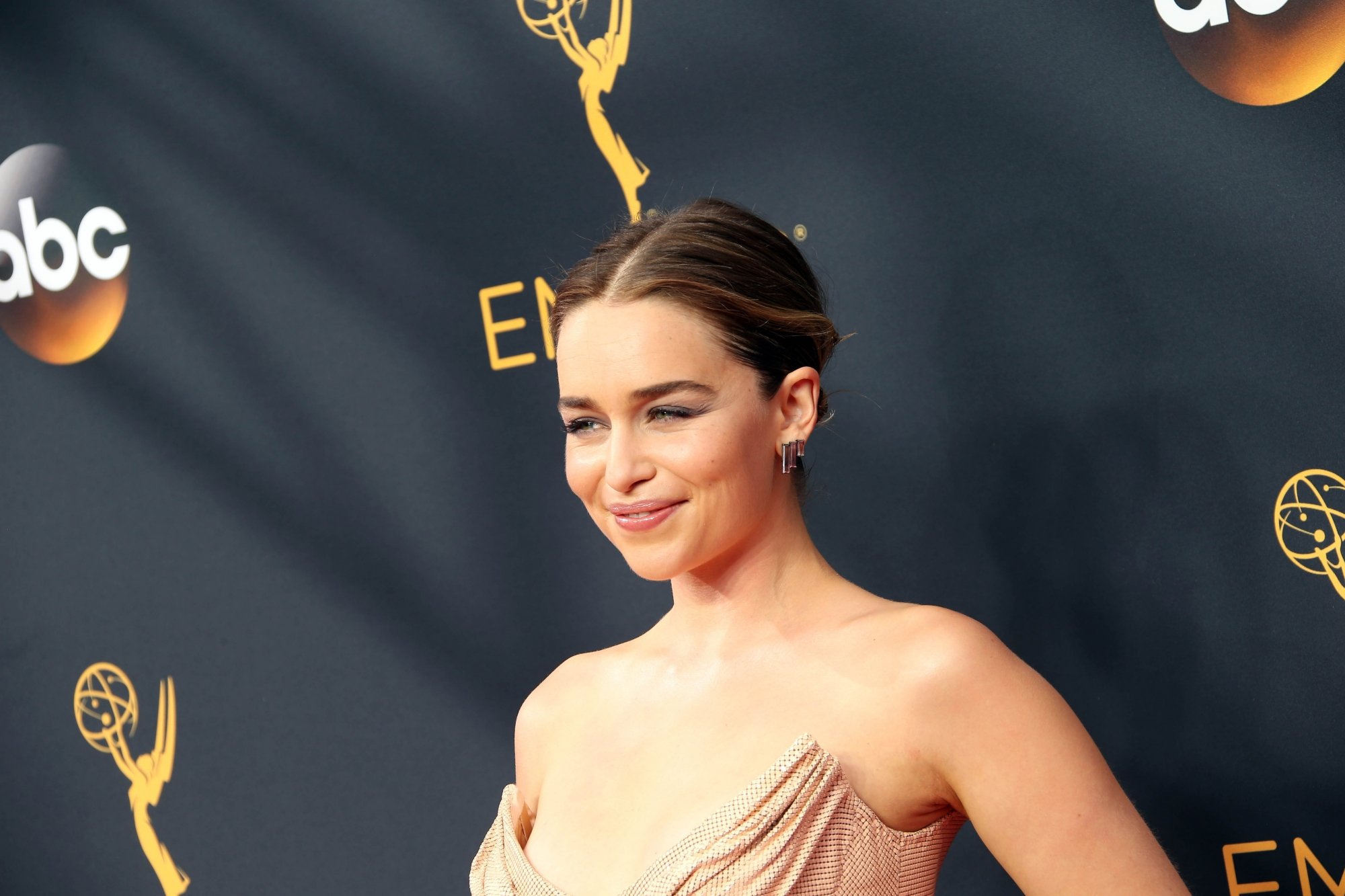 Emilia Clarke sur le tapis rouge des 68e Emmy Awards à Los Angeles, le 18 septembre 2016.