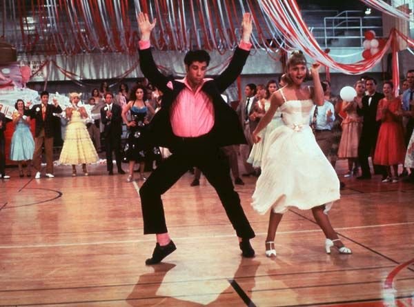 John Travolta et Olivia Newton-John dans 