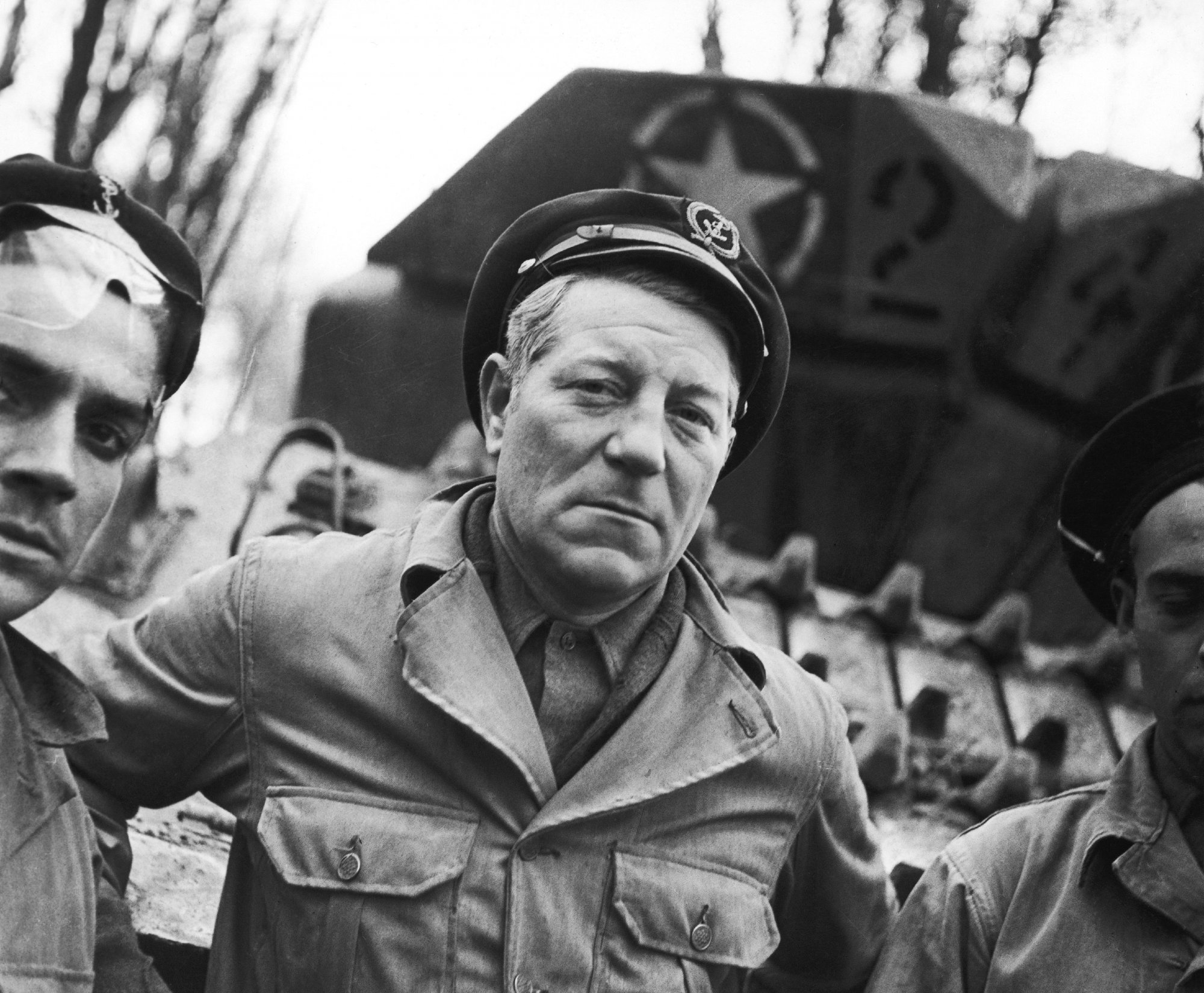 Jean Gabin, second maître, chef de char à la division Leclerc, dans les environs de Paris en octobre 1944.