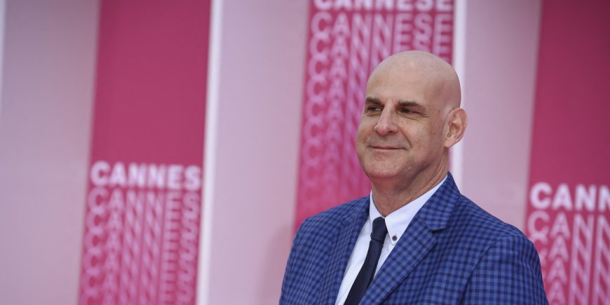 Harlan Coben sur le tapis rose du gala Cannes Séries, le 7 avril 2018.