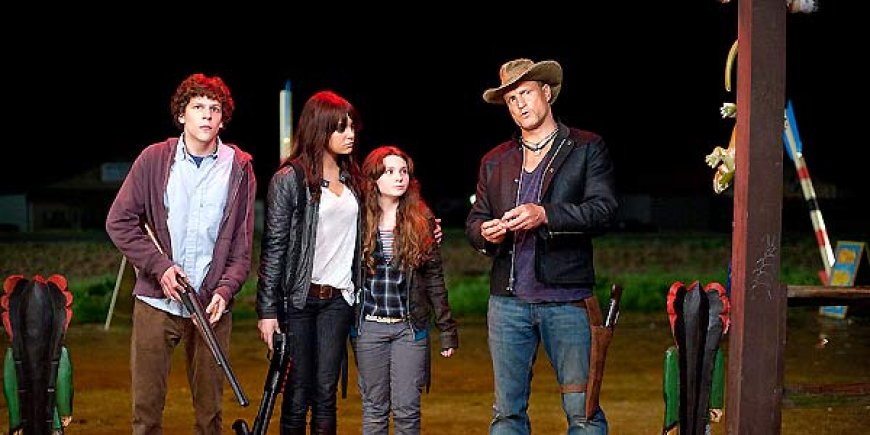 Abigail Breslin, Emma Stone, Jesse Eisenberg, Woody Harrelson dans [ITALIC]Bienvenue à Zombieland[/ITALIC]