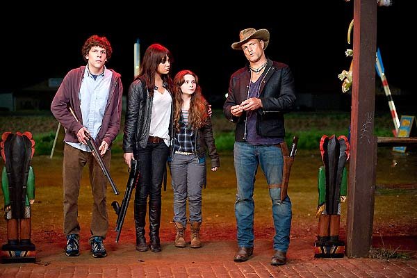 Abigail Breslin, Emma Stone, Jesse Eisenberg, Woody Harrelson dans [ITALIC]Bienvenue à Zombieland[/ITALIC]
