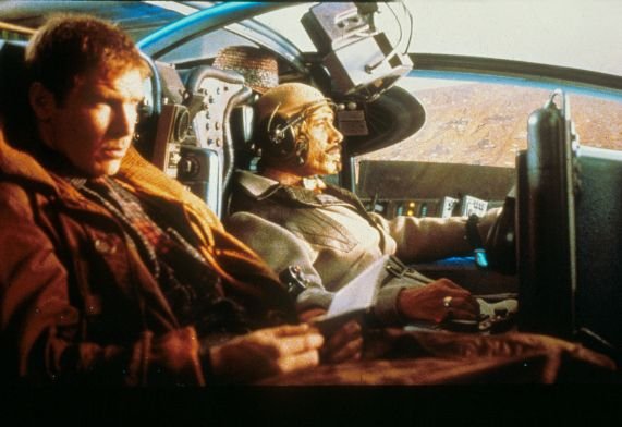 Harrison Ford et Edward James Olmos dans 