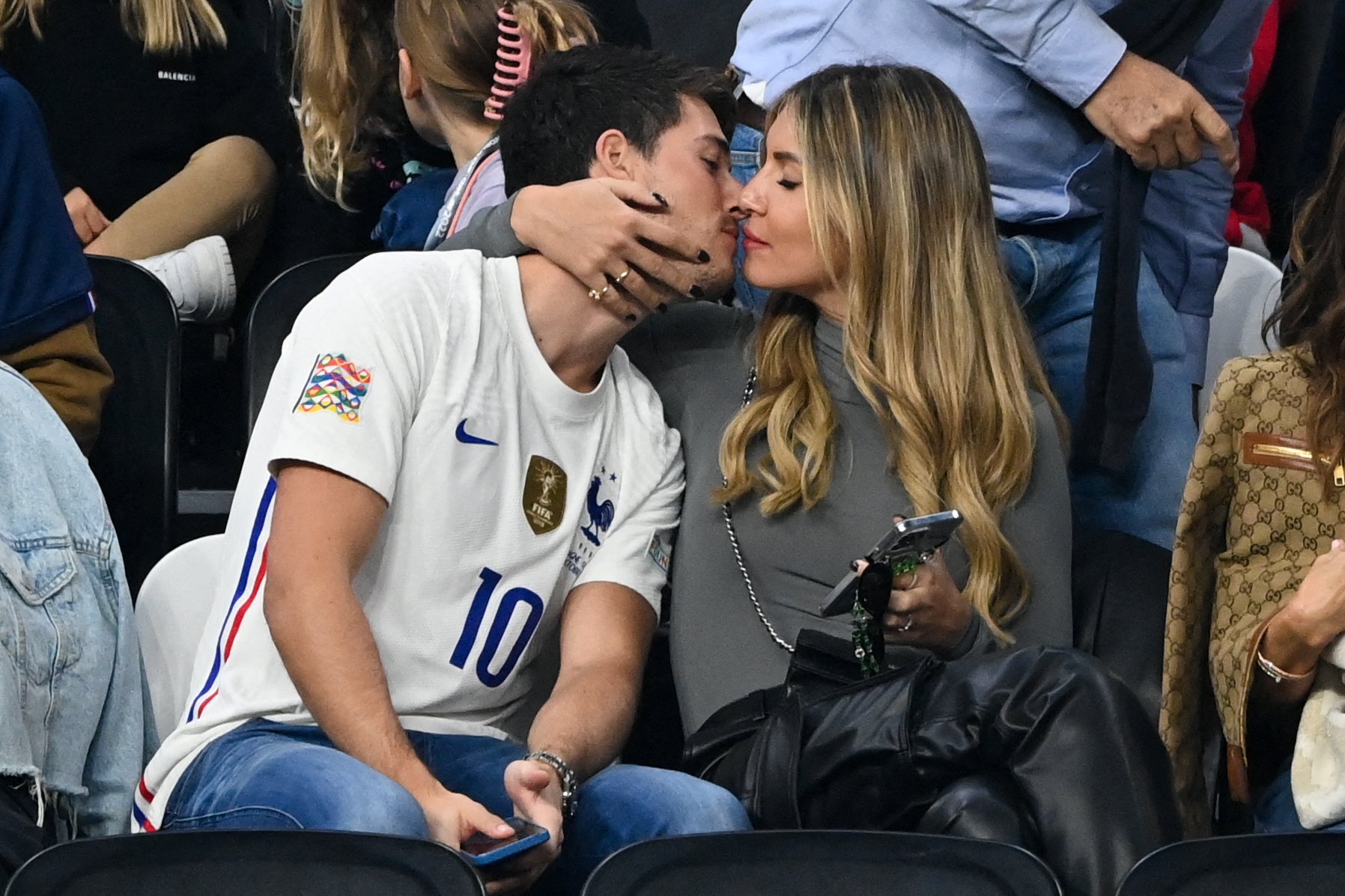 Didier Deschamps Son fils Dylan et sa belle-fille Mathilde se lâchent en tribunes au Qatar, baisers danthologie ! photo photo