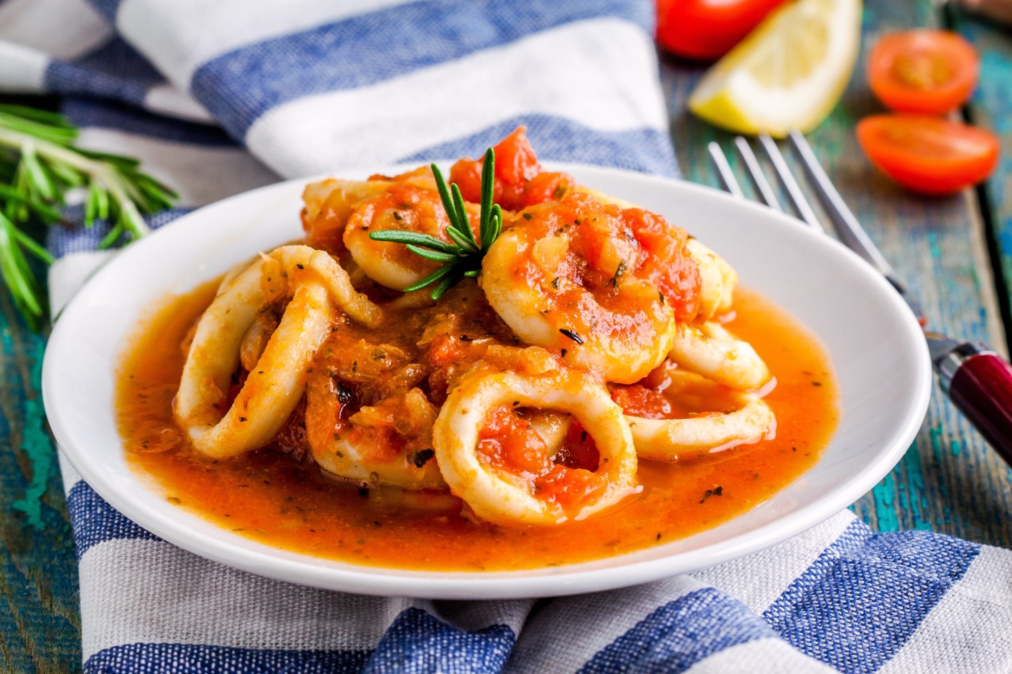 https://media3.woopic.com/api/v1/images/2115%2Fwebedia-recettes%2Fb38%2Fed6%2Fccd6964c7b5ded04a4bf173fcd%2F1350004-calamars-sauce-armoricaine-orig-1.jpg?facedetect=1&quality=85