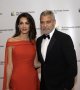Amal Clooney en galère dans sa robe moulante, son époux George à la rescousse !