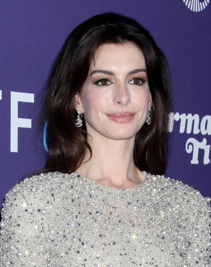 Anne Hathaway étincelante : total look brillant sur tapis rouge, de la tête aux pieds