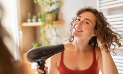 Shampoing sec et sèche-cheveux : est-ce vraiment une bonne idée ?