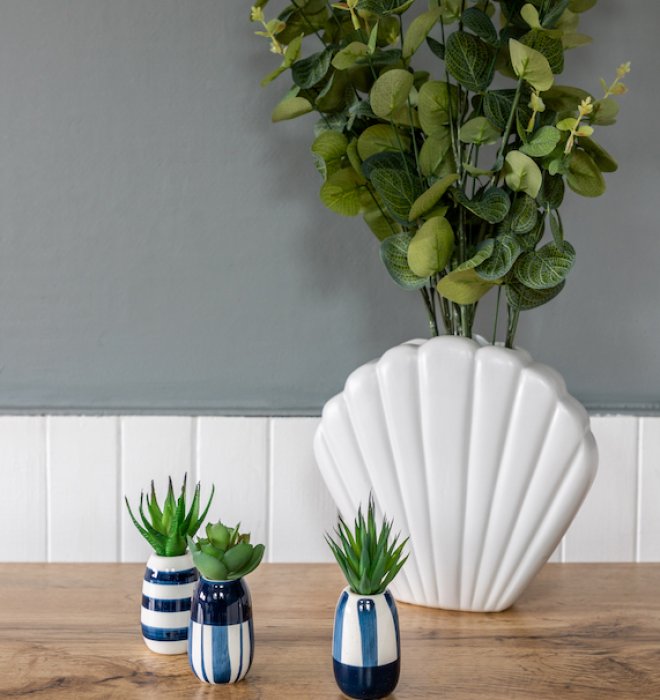 Un vase en forme de coquillage pour rappeler la plage