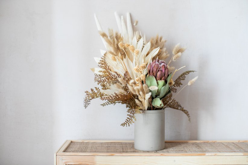 L'astuce la plus simple pour adopter le bouquet de fleurs séchées est le vase.