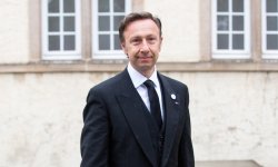 Avoir Images Brigitte Macron Cible D Une Mauvaise Blague Signee Laurent le plus cool salutations