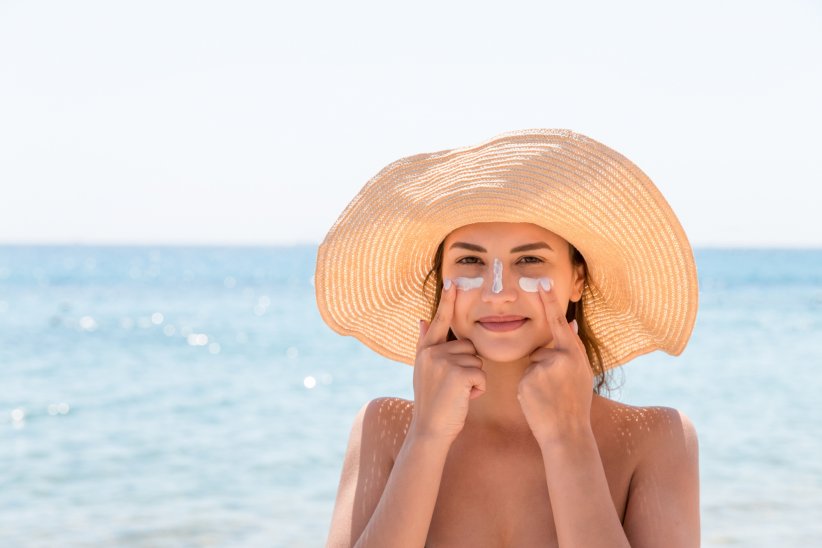 Quelle que soit la texture du soin solaire, il est essentiel de l'appliquer régulièrement sur la peau pour une bonne protection.