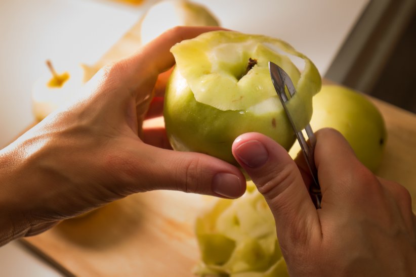 Il est plus facile d'éplucher une pomme à l'économe.
