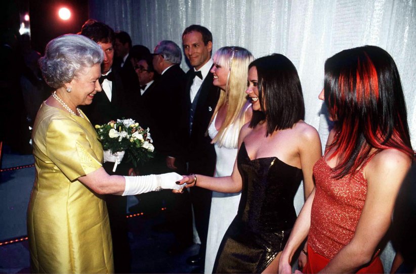 La reine Elizabeth II fait la rencontre des Spice Girls, lors du gala  The Royal Command Perfomance , en 1997, à Londres.