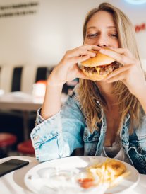 L'hyperphagie : quand les émotions font manger jusqu'à saturation
