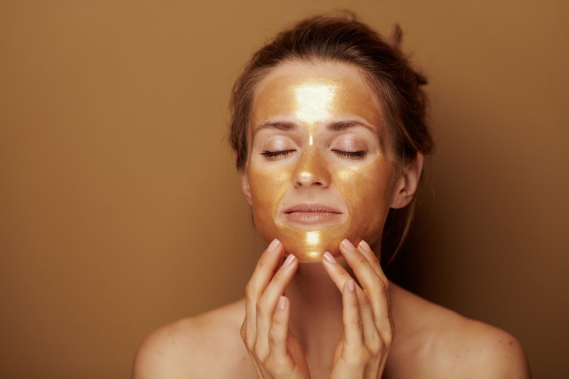 Utilisé en cosmétique, l'or détient des vertus bienfaisantes pour la peau.