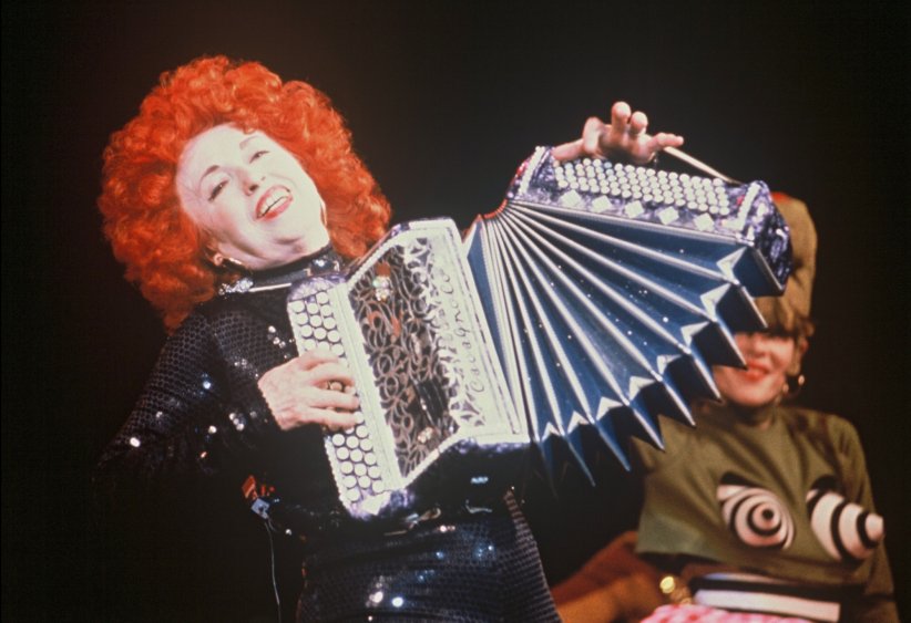 Yvette Horner pose son accordéon pour de bon