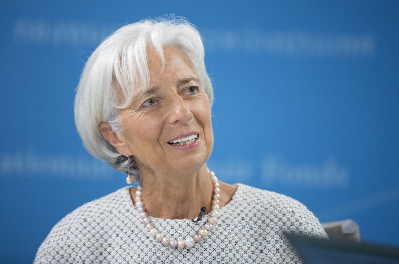Christine Lagarde répond à des questions lors d'une conférence de presse virtuelle depuis le studio du FMI à Washington, le 29 juillet 2015.