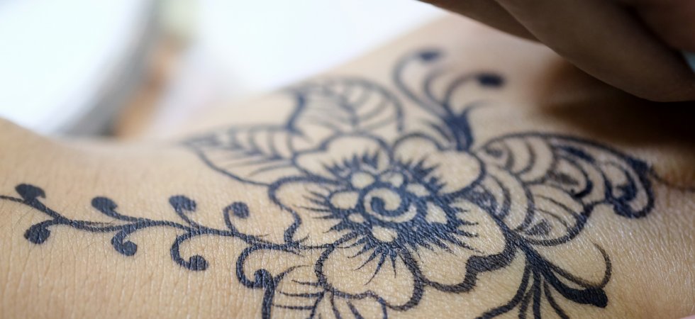 Qu'est-ce que le roll flower, cette méthode de tatouage qui sublime les formes ?