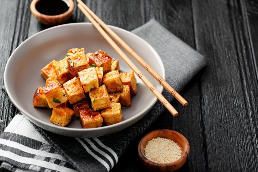Le tofu se mange généralement mariné.
