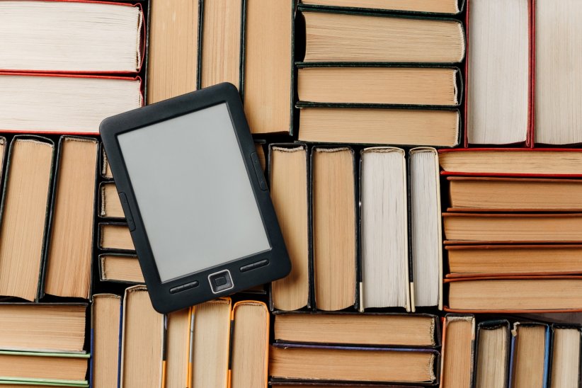 Une liseuse électronique peut contenir jusqu'à plusieurs dizaines de milliers d'ouvrages.