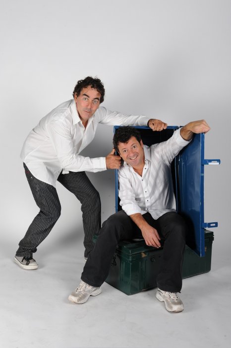 Éric Carriere et Francis Ginibre alias Les Chevaliers du Fiel posent lors d'une séance photo à Avignon, le 25 septembre 2011.