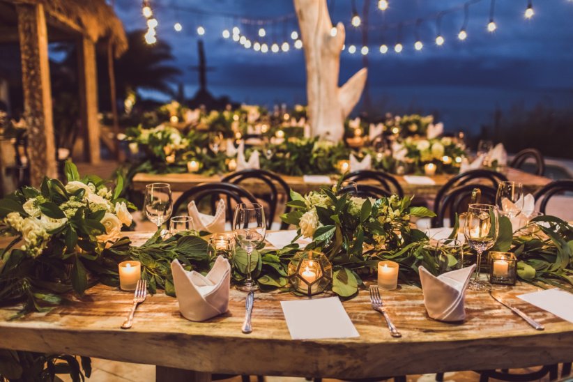 Quoi de plus romantique que des bougies pour décorer une table de dîner de mariage en extérieur ?