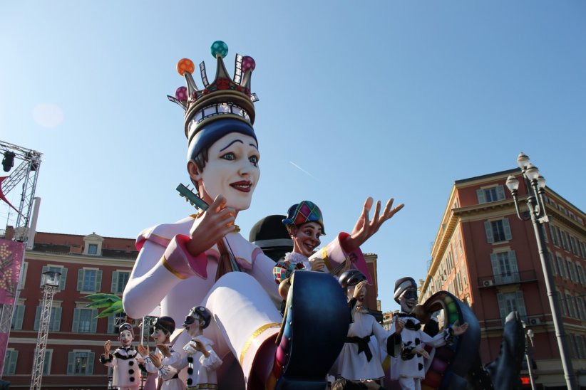 Mascotte du Carnaval, le roi siège sur la place Masséna durant la durée des festivités.