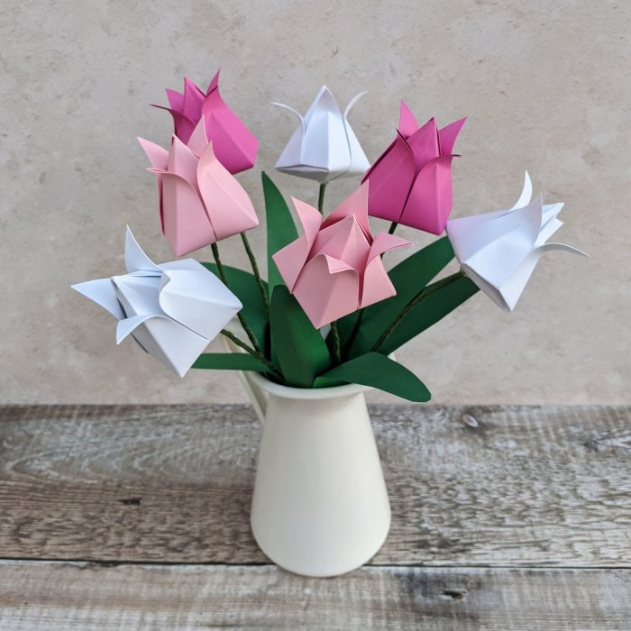Un bouquet de fleurs en papier recyclé