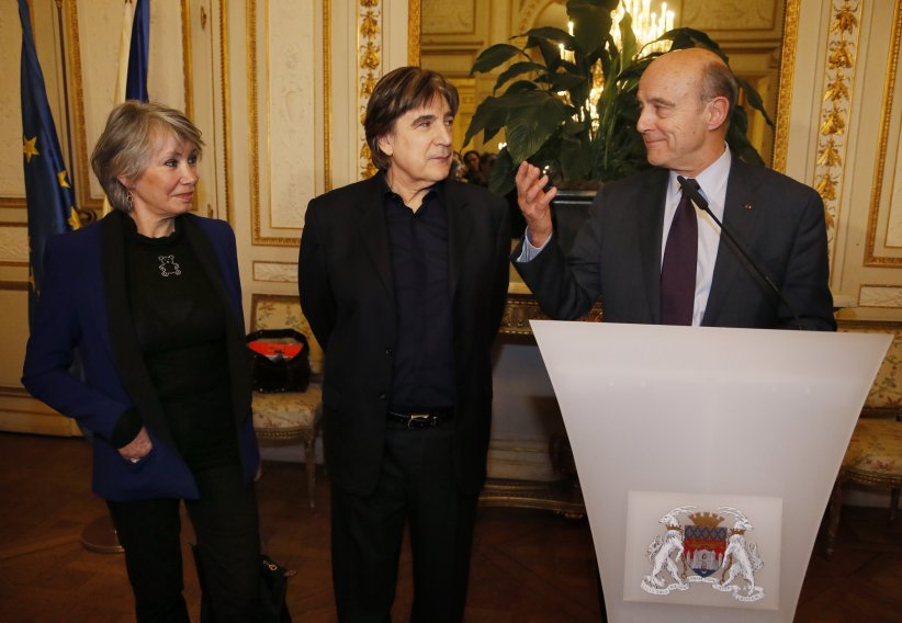 Serge Lama et sa femme, Michèle, sont reçus par le maire de Bordeaux, Alain Juppé, à la mairie de Bordeaux, le 6 janvier 2014.