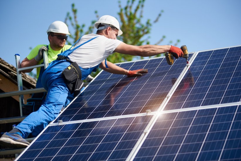 Les panneaux solaires photovoltaïques transforment le rayonnement solaire en électricité.