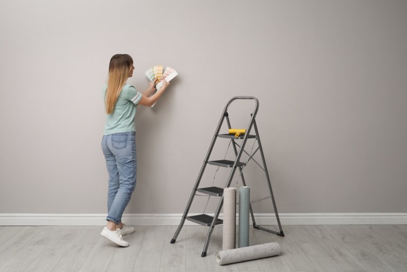 Avant de coller vos formes prédécoupées, veillez à avoir préalablement nettoyé et repeint votre mur dans une couleur claire et sobre.