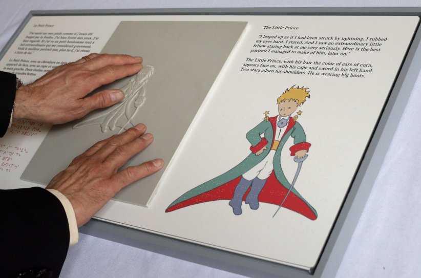 &quot;Le Petit Prince&quot; marque les esprits en abordant des thèmes universels.  Version en français, braille et anglais du &quot;Petit Prince&quot; lors de l'exposition en l'honneur des 70 ans du livre à Paris, le 11 avril 2013. 