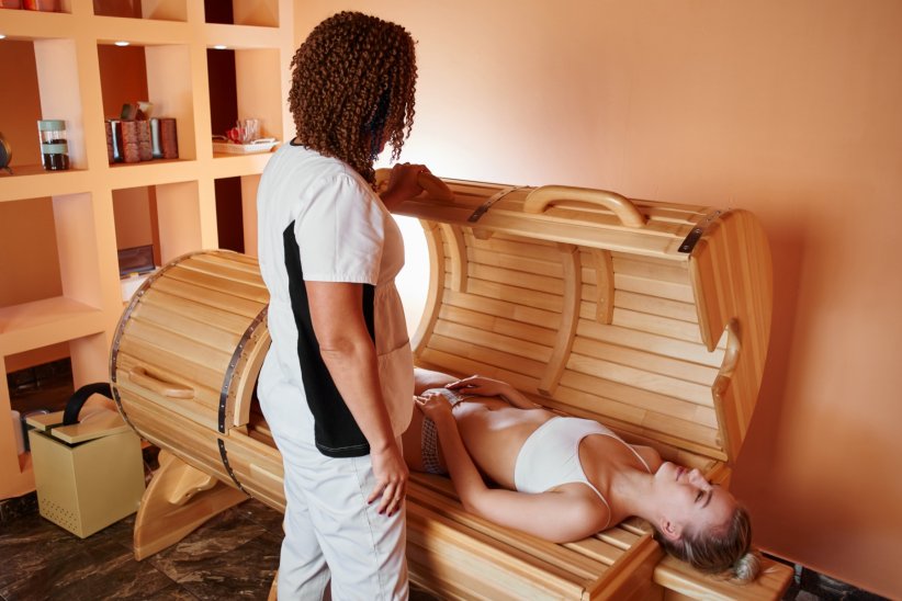 L'infrathérapie est aussi appelée sauna japonais et consiste à répartir la chaleur sur tout son corps sauf le visage.