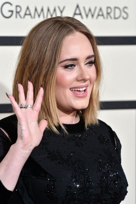 A la 58e édition des Grammy Awards (le 15 février 2016), le regard d'Adele était bien sûr intensifié par son fameux trait d'eye-liner !
