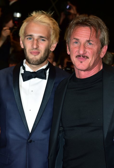 Sean Penn et son fils, Hopper Jack Penn, pendant la descente des marches du film &quot;The Last Face&quot; lors du 69ème Festival International du Film de Cannes, le 20 mai 2016.