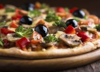 Pizza aux légumes, pancetta et mozzarella