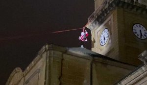 Arrivée acrobatique du  père Noël sur la place Ducale