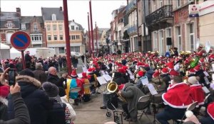 C’était l’une des animations phares du village de Noël d’Hazebrouck : les Tubas de Noël ont offert une jolie prestation, dimanche matin, sur le flanc de l’hôtel de ville.