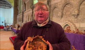 Le prêtre de l’église de Bourbourg, collectionneur de 700 crèches, montre celle qui la touche plus