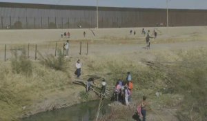 Des migrants tentent de franchir la frontière entre le Mexique et les États-Unis à Ciudad Juarez