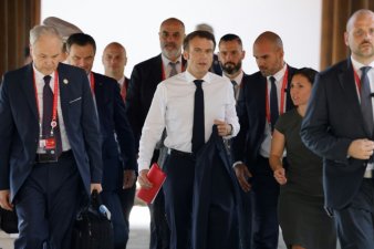 Bruno Roger-Peti, conseiller mémoire du président Emmanuel Macron, quitte la réunion hebdomadaire du cabinet à l'Elysée, le 13 septembre 2023 à Paris