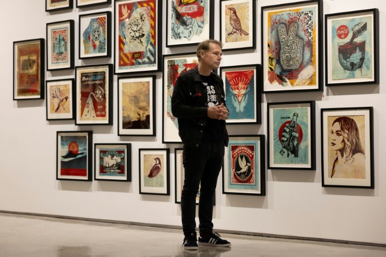 L'artiste américain Shepard Fairey, alias Obey, lors d'une exposition à la galerie Itinerrance à Paris, le 20 juin 2024