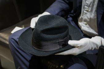 Le chapeau Fedora de Michael Jackson, exposé à Paris le 12 septembre 2023 avant d'être mis aux enchères par Drouot 