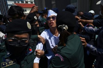 La militante écologiste cambodgienne Phuon Keoraksmey est arrêtée devant le tribunal de Phnom Penh, le 2 juillet 2024