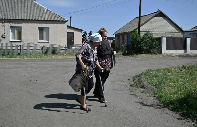La postière Ganna Fessenko, en gilet pare-balles, s'apprête à distribuer des lettres, colis, pensions et autres prestations sociales dans un village près de la ligne de front, dans la région de Donetsk, le 14 juin 2024 en Ukraine