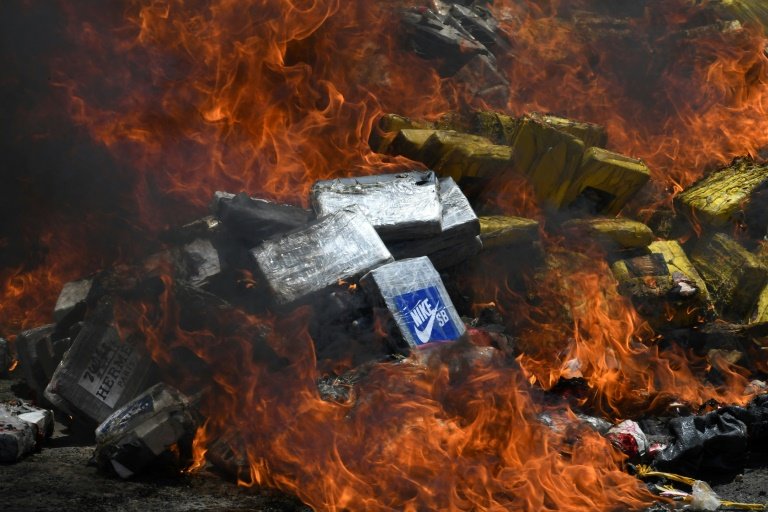 Des paquets de cocaïne avant d'être incinérés à Tegucigalpa, au Honduras, le 13 juin 2024