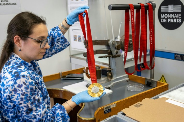 Une médaille d'or pour les Jeux olympiques et paralympiques de Paris avec un morceau hexagonal de métal issu de la tour Eiffel , présentée dans les ateliers de la Monnaie de Paris. Photo prise à Paris le 25 juin 2024 